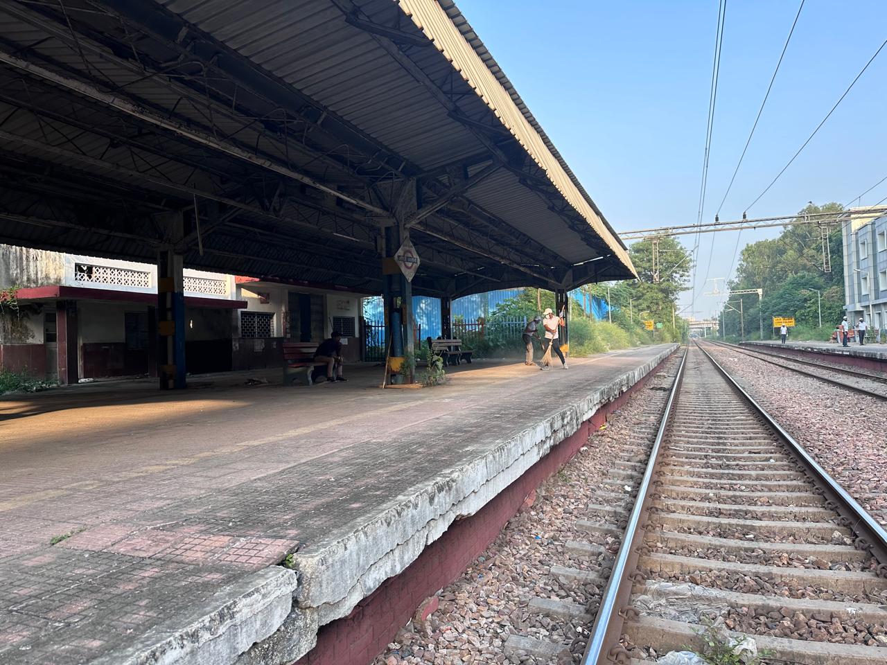आईआईएफसीएल द्वारा लोधी कॉलोनी रेलवे स्टेशन पर स्वच्छता ही सेवा (एसएचएस) 2024 अभियान के दौरान चलाया गया स्वच्छता अभियान