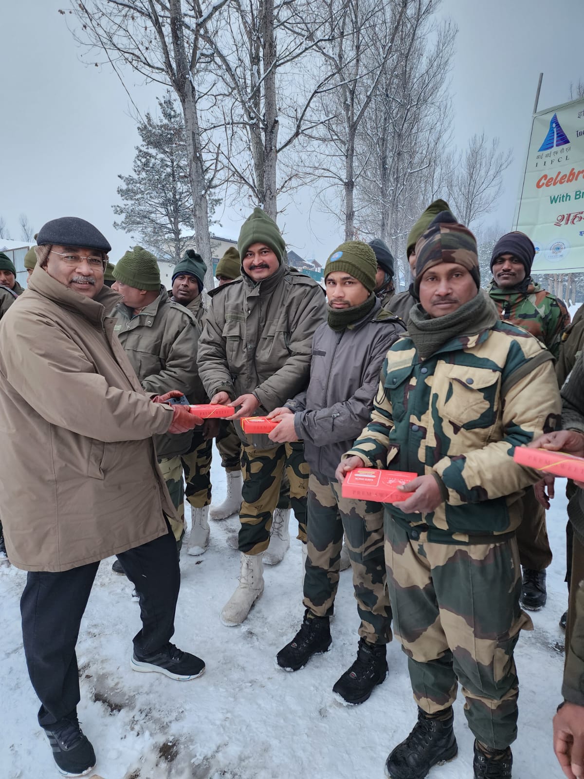 आईआईएफसीएल ने आजादी का अमृत महोत्सव (एकेएएम) के तहत अपनी पहल "शहर से सरहद तक" के तहत एलओसी पर सशस्त्र बलों के साथ गणतंत्र दिवस मनाया।