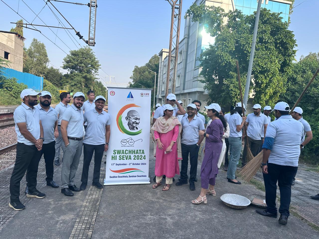 आईआईएफसीएल द्वारा लोधी कॉलोनी रेलवे स्टेशन पर स्वच्छता ही सेवा (एसएचएस) 2024 अभियान के दौरान चलाया गया स्वच्छता अभियान