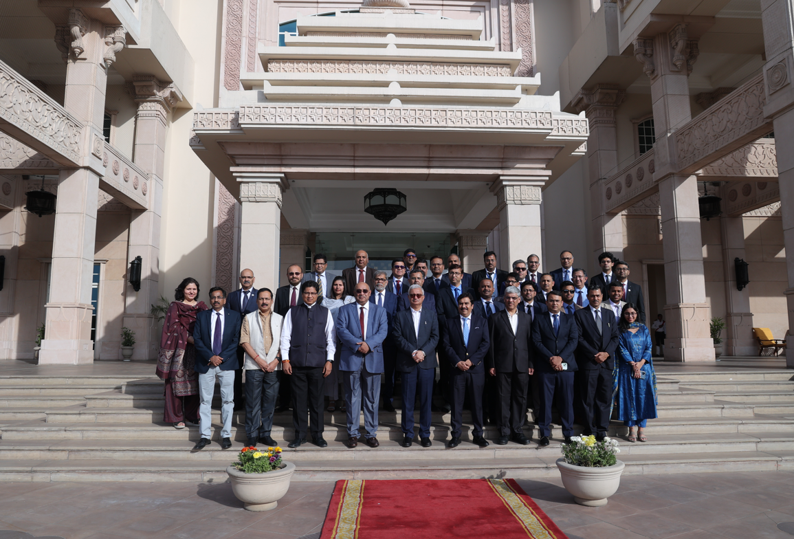 16-18 मार्च 2024 तक आयोजित कॉर्पोरेट रणनीति बैठक में आईआईएफसीएल के वरिष्ठ प्रबंधन के साथ मुख्य अतिथि डॉ. विवेक जोशी	