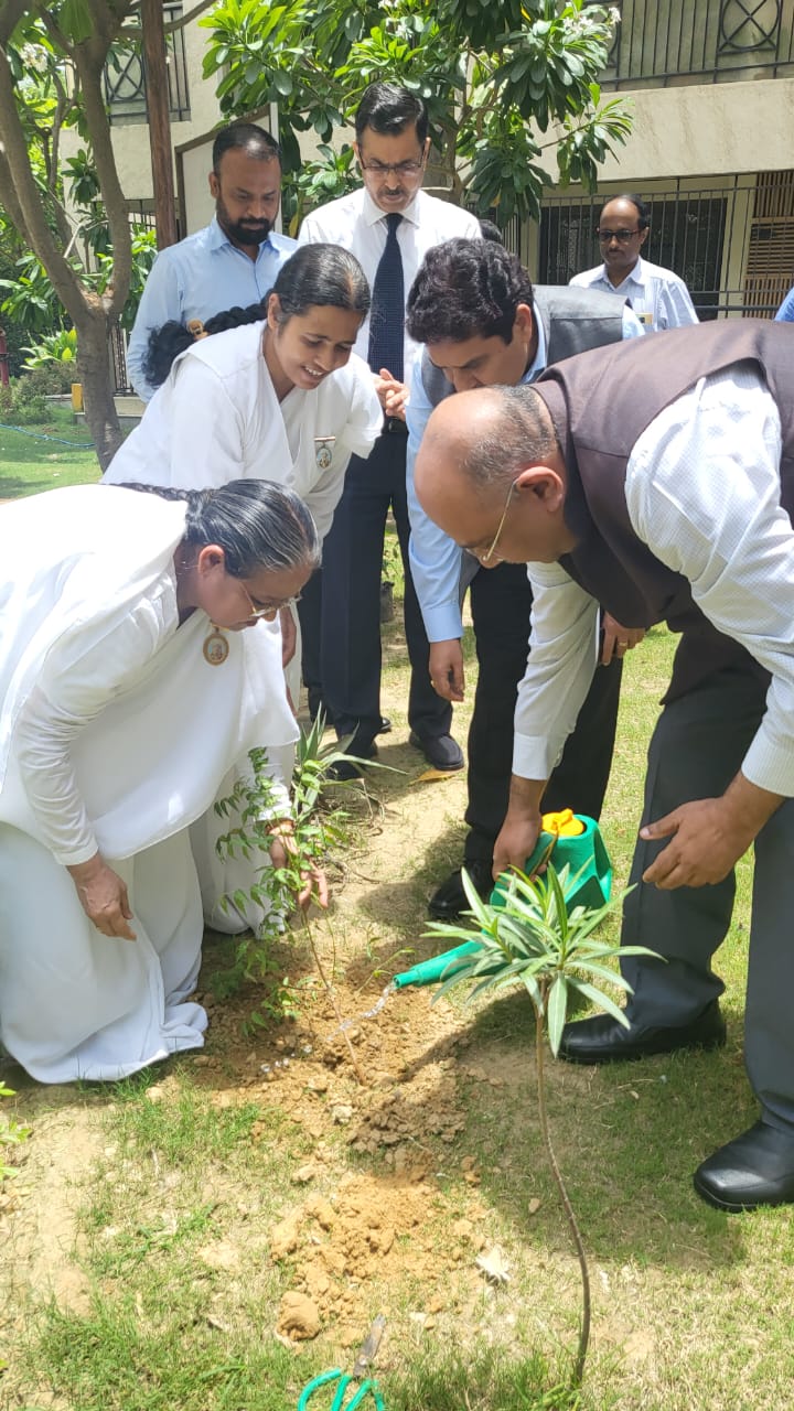 आईआईएफसीएल ने 21 जून 2022 को अंतर्राष्ट्रीय योग दिवस के अवसर पर "अपने आंतरिक अभयारण्य का निर्माण" पर एक अभ्यास सह वार्ता सत्र आयोजित किया, जिसके बाद वृक्षारोपण अभियान / पौधा वितरण किया गया।