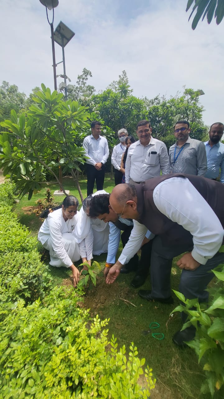 आईआईएफसीएल ने 21 जून 2022 को अंतर्राष्ट्रीय योग दिवस के अवसर पर "अपने आंतरिक अभयारण्य का निर्माण" पर एक अभ्यास सह वार्ता सत्र आयोजित किया, जिसके बाद वृक्षारोपण अभियान / पौधा वितरण किया गया।